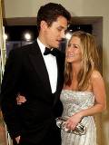 Jennifer Aniston posa con un joven Caballero
